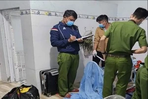 Công an khám nghiệm hiện trường vụ án