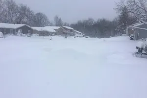 Tuyết rơi dày kỷ lục 1,3 m tại thành phố của Mỹ