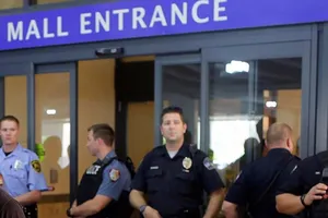 Siêu thị suýt 'thất thủ' vì 1.000 thiếu niên săn đồ rẻ