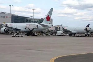 2 máy bay đâm nhau trên đường băng Canada 