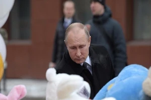 Ông Putin đến viếng các nạn nhân vụ cháy Kemerovo