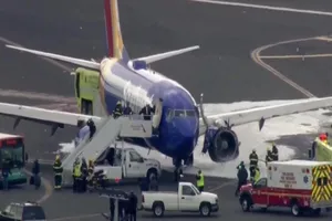 Nổ động cơ máy bay, khách suýt bị cuốn văng ra ngoài