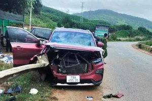 Khởi tố tài xế tự tông xe vào hộ lan khiến hai người tử vong 