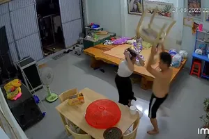 Một phụ nữ làm đơn tố cáo chồng gửi đến Công an 