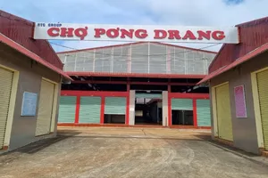 Bỏ sạp trong khu chợ mới khang trang, tiểu thương ra đường che dù bán tạm
