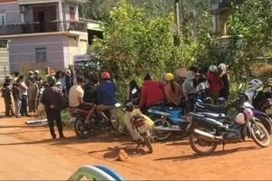 Phát hiện 1 thanh niên tử vong trong tư thế nằm gục trên xe máy 