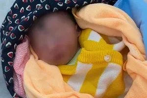 Tìm cha, mẹ của bé trai 30 ngày tuổi bị bỏ rơi trước cửa nhà dân