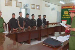 Đánh nhau khi trú mưa trước cổng trường, nhiều thanh niên bị khởi tố