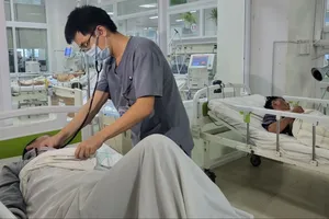 Nhiều người nhập viện sau khi dự tiệc cưới, nghi ngộ độc thực phẩm