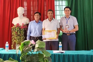 Tuyên dương người nhặt được 100.000.000 đồng liền trả lại cho khổ chủ