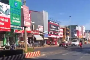 Bị công an mời vì chạy xe đánh võng, cắt mặt ô tô 