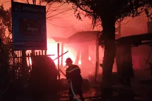 Cháy lớn lúc rạng sáng thiêu rụi một xưởng gỗ tại Đắk Nông