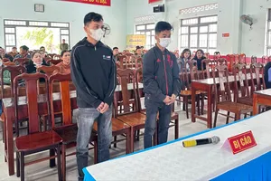 Mua pháo hoa nổ về chơi Tết, hai thanh niên lãnh án tù