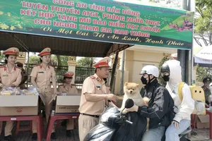 CSGT Đắk Nông xuyên đêm vá xe, tiếp xăng cho người dân đón Tết