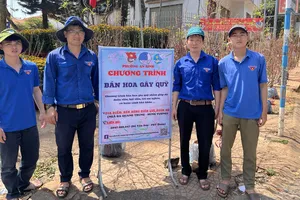 Những chàng trai bán hoa đào, gây quỹ ủng hộ trẻ em nghèo đón Tết