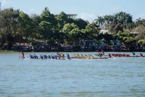 Đắk Lắk: Tay chèo cãi nhau, tạm hoãn giải đua thuyền