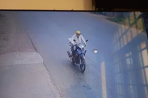 Giúp phải kẻ gian trên đường, nam công nhân mất luôn xe máy