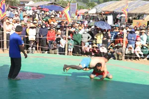 Hàng trăm người dân đội nắng xem giải vật tại Đắk Lắk