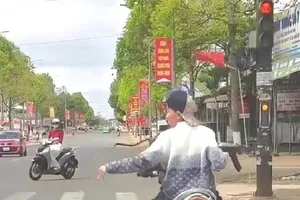 Công an xác minh clip 2 thiếu niên cầm súng, chạy xe vượt đèn đỏ