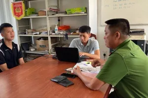 Nam thanh niên bịt mặt giả vờ mua vàng để cướp giật tại tiệm vàng