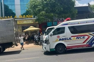 Xe cứu thương va chạm xe đạp điện, một học sinh tử vong