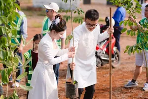 Cô dâu và chú rể cùng tham gia trồng cây trong ngày cưới