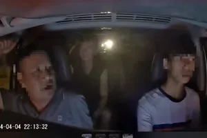 Khách say hành hung tài xế vì taxi nóng
