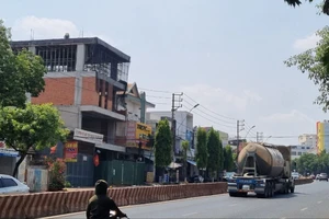 Thanh sắt công trình xây dựng rơi trúng đầu người đi đường