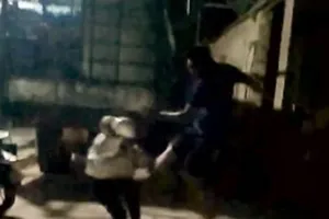 Hiểu nhầm khi nói chuyện, bố chồng đánh con dâu 