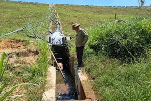 Người dân phản ứng việc hồ thủy lợi đóng nước giữa mùa nắng hạn