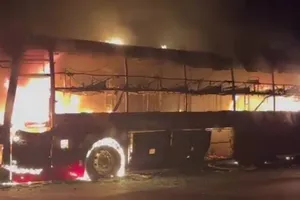 Xe khách bất ngờ bốc cháy, hàng chục hành khách thoát nạn