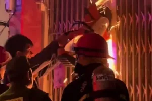 Cảnh sát giải cứu 2 vợ chồng già trong căn nhà cao tầng bị cháy