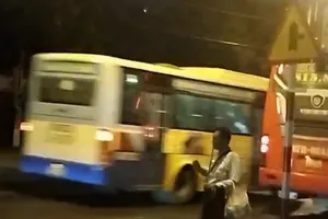 Một người mù bức xúc vì liên tục bị tài xế xe buýt ngó lơ