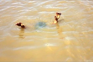 Trên đường đi đám cưới về hai mẹ con té xuống suối tử vong