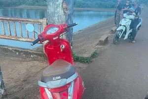 1 phụ nữ tử vong dưới hồ nước, trên bờ có xe máy và đôi dép