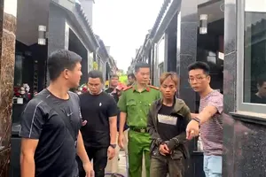 Nhóm thanh niên trộm hàng chục bình ắc quy thắp sáng ở tại nghĩa trang