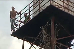 Công an cứu thanh niên leo bồn nước cao 15 m định tự tử