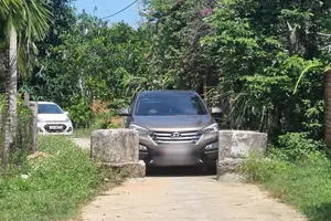 Đã tháo dỡ hai trụ bê tông chặn ô tô né trạm BOT