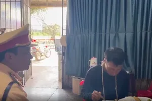 Bị gãy tay khi bốc vác tại TP.HCM, người đàn ông đi bộ suốt 8 ngày để về quê