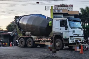 Hai phụ nữ tử vong dưới bánh xe chở bê tông, bé trai may mắn sống sót 