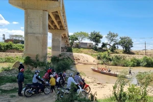 Cầu xây xong rồi bỏ không, người dân phải thuê đò qua sông 