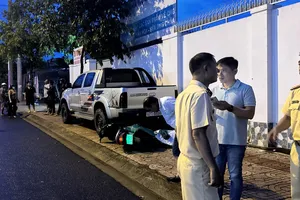 Tông vào ô tô đậu trên vỉa hè, người đi xe máy tử vong