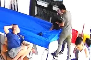 Khởi tố 1 người gí dao vào gáy, đánh nhiều người tại quán bida