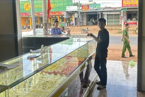 Nhờ chủ tiệm vàng đeo nhẫn vàng vào tay rồi bỏ chạy