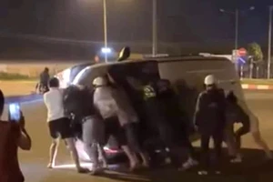 Người dân lật ô tô cứu tài xế nhưng bất thành 