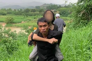 Nghe tiếng hét giữa sông, cán bộ cùng người dân hợp sức cứu bé gái