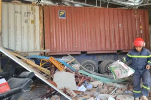 Vụ container lao vào nhà dân: Xe bốc khói trước khi tông chết người