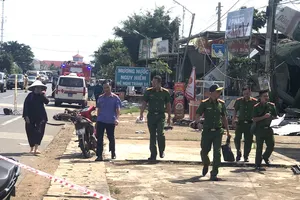 Hiện trường vụ xe container lao vào nhà dân khiến 3 người tử vong