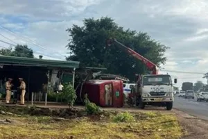 Xe khách lật nghiêng bên Quốc lộ 14 vì né một phụ nữ qua đường