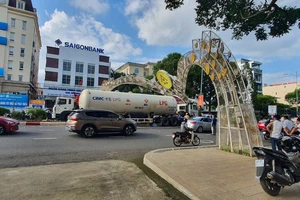 Xe chở khí gas tông sập cổng chiếu sáng tại TP Buôn Ma Thuột